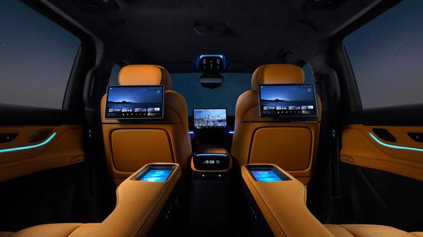 Výrobce novodobých londýnských taxíků útočí na Rolls-Royce! Jeho MPV má sedačky jako z business class